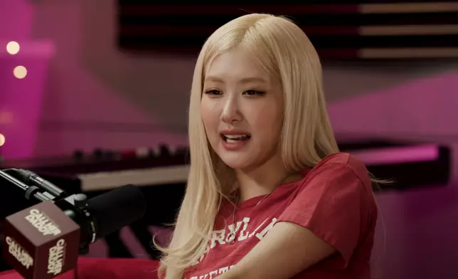 Rosé一時感觸眼濕濕。影片截圖