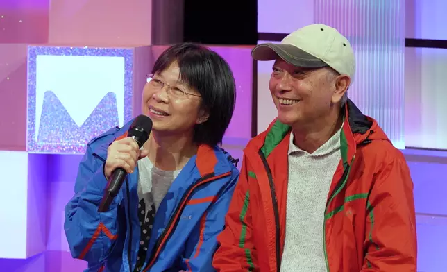 Jacky嘅「餅印父母」都嚟咗支持佢。