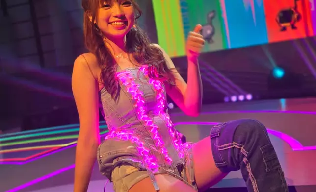 Desta呢件主持衫係咪好特別呢？佢話有特登為咗呢件衫忍口減肥。