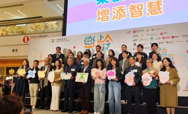 卓永興（前排左五）出席「樂齡消費一站通」啟動禮。香港防癆心臟及胸病協會 - 中醫服務FB
