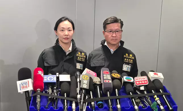 警方港島總區刑事部警司冼國明（右）及重案組總督察林嘉澄（左）向傳媒簡報案情。