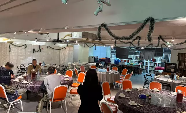 到了「婚宴」當天，全場僅得不足一圍的「客人」到來。網上圖片