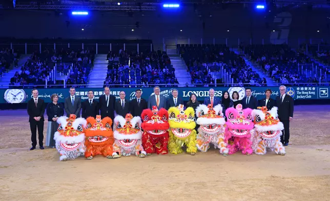 浪琴香港國際馬術盛典開幕儀式，出席嘉賓包括：政務司副司長卓永興（右八）、外交部駐港特派員公署副特派員花有（左七）、文體旅局局長羅淑佩（右七）、馬會主席廖長江（左六）、馬會副主席兼浪琴香港國際馬術盛典主席及中國香港馬術總會會長黃嘉純（左八）、馬會行政總裁應家柏（右六）、大型體育活動事務委員會主席吳守基（左五）、旅發局成員方舜文（右五）、中聯辦宣傳文體部體育處處長朱劍平（左四），以及主辦方和合作夥伴代表。