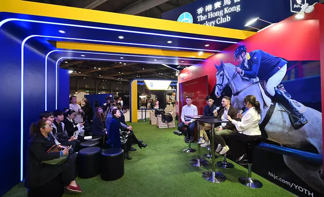 馬會騎師在馬會互動攤位進行見面簽名會。