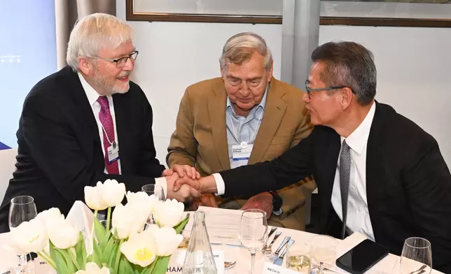 陳茂波（右）在「2026達沃斯‧財新CEO午餐會」上與澳洲駐美大使陸克文（左）交談。陳茂波FB