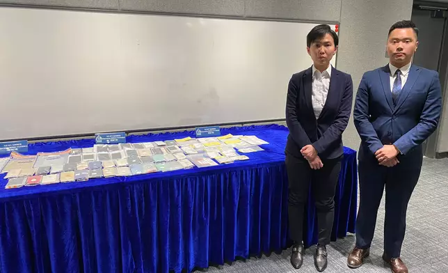 東九龍總區科技及財富罪案組總督察林詩棋（左）及高級督察李泳鋒（右）向傳媒展示證物。