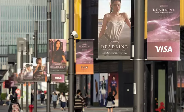 啟德車站廣場與渡行徑上高掛的BLACKPINK旗海隨風飄揚