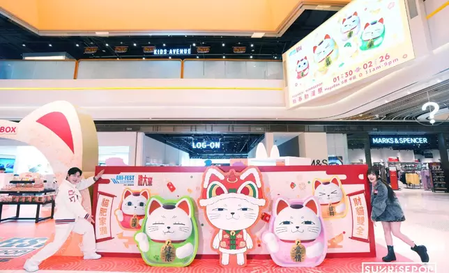 高速婆婆首度以舞獅造型現身會場，逗趣模樣讓人愛不釋手，為新年增添歡樂氛圍。