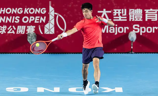 吳易昺在中銀香港網球公開賽次圈以正手擊球，最終不敵盧比利夫無緣晉級。