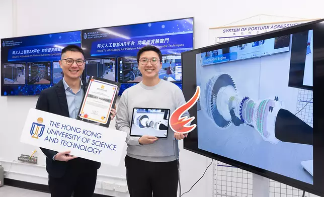 科大工學院機械及航空航天工程學系副系主任及副教授李建邦教授（左）及博士生朴廷鎭（右）帶領的團隊，開發人工智能驅動的擴增實境平台，通過虛擬實驗為學生提供沉浸式學習體驗，讓他們深入掌握機械及航空航天工程的重要概念和理論。