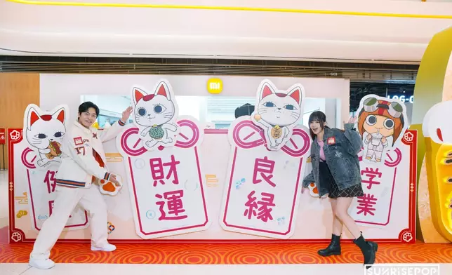 急不及待想許下新年願望的你，更可到拱門另一側的幸運御守打卡位按下互動貓爪，裝置便會隨即閃亮發光，保佑各位馬年健康、財運、愛情各方面均滿分。