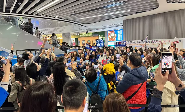 在周深跨年演唱會及節日氣氛帶動下，啟德零售館除夕當日人頭湧湧