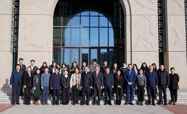 兩校管理層及師生代表在延安大學行政樓外留影。教大圖片