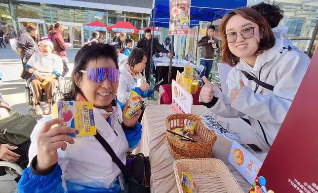 攤位提供能量補給食品「即食溏心蛋」為跑手打氣