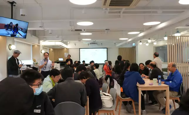 計劃透過實戰課程，培訓中學生擔任「訓練員」;再由他們訓練一批長者「數碼大使」，幫助更多老友記克服科技恐懼，自行處理跨境出行需要。