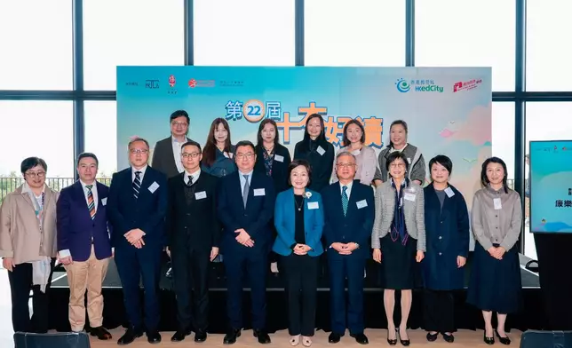 教育局局長蔡若蓮博士（前排右五）聯同香港教育城董事會主席李漢祥（前排右四）及香港教育城行政總監林峯博士（前排左五）與一眾嘉賓於台上大合照，包括三位支持機構代表︰語文教育及研究常務委員會主席陳黃麗娟博士（前排右三）、康樂及文化事務署香港公共圖書館助理署長（圖書館及發展）李子俊（前排左三）及香港學校圖書館主任協會會長黃毅娟（前排左一）；教育局首席教育主任李建寰（前排左四）；香港教育城董事會成員︰何紫薇（前排右一）、嚴康焯（前排左二）；教育局局長政治助理蕭嘉怡（前排右二）;「第二十二屆十本好讀」顧問小組成員︰聖保羅書院閱讀推廣組召集人顏加興（蒲葦）、香港學校圖書館主任協會副會長凌秀慧、康樂及文化事務處圖書館總館長江美儀、教育局總課程發展主任梁婉慧、書伴我行（香港）基金會董事會行政總監梁紫嫣女士及香港學校圖書館主任協會助理副會長(行政)石雅翠（後排由左至右）。