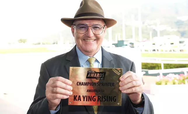 練馬師大衛希斯慶祝「嘉應高昇」榮膺《態況》年度最佳短途馬。馬會提供圖片