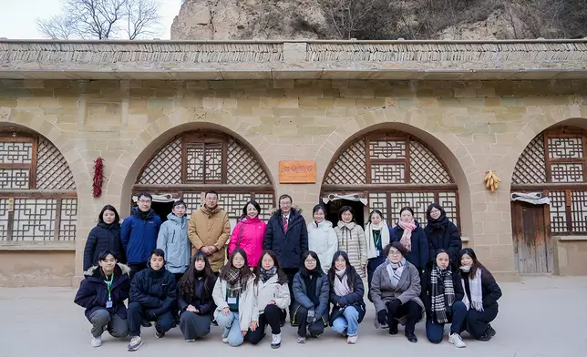 李子建校長率師生到訪習主席曾經作為知青插隊生活過七年的梁家河村。教大圖片