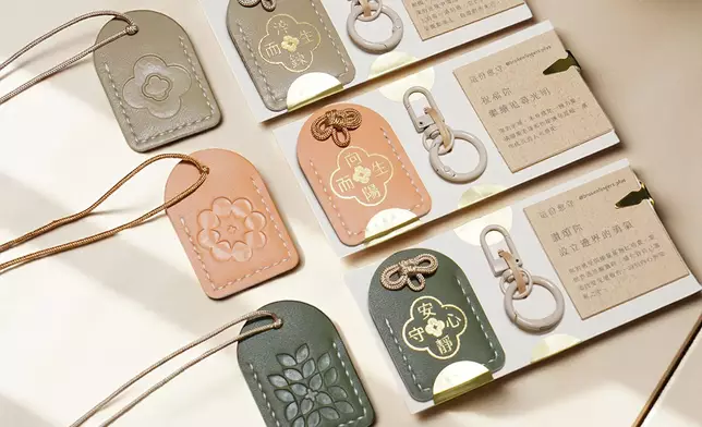 社會企業「Broken Fingers Plus」以69_蘋果皮革打造環保皮具，由身心障礙人士以法式手工逐針縫製，完美結合可持續發展、防刮防水耐用與零有害化學物質的頂級工藝