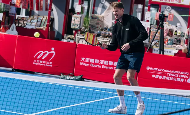 Hendrik Jebens參與「網球同樂區」的匹克球體驗。