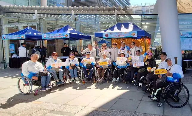 五豐行員工與一眾參賽選手開心合照