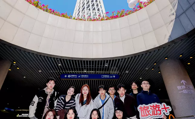 「灣區T+研學遊2.0」轉赴廣州，登臨高達600米的中國第一高塔「廣州塔」。青年們乘坐高空摩天輪，隨著輪體緩緩轉動，盡覽城市全景，定格灣區天際線風光。