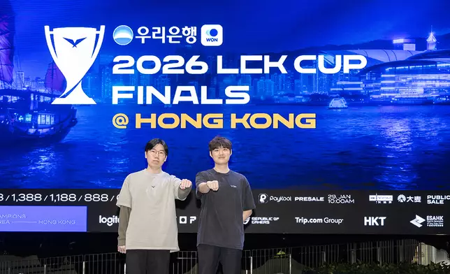 前SKT傳奇選手Bang(左)與本港選手MnM。