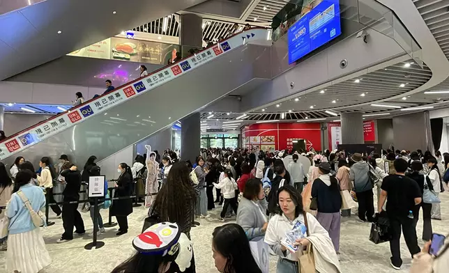 在周深跨年演唱會及節日氣氛帶動下，啟德零售館除夕當日人頭湧湧