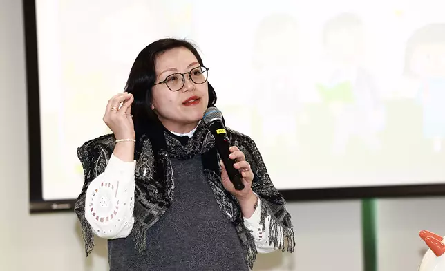 Joey項目負責人、教大協理副校長（學術質素保證）及心理學系教授楊少詩教授介紹研發詳情。