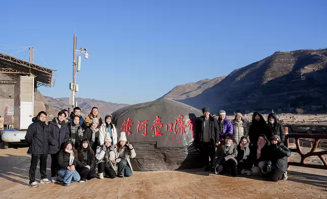 研學團師生在黃河壺口瀑布合照留影。教大圖片