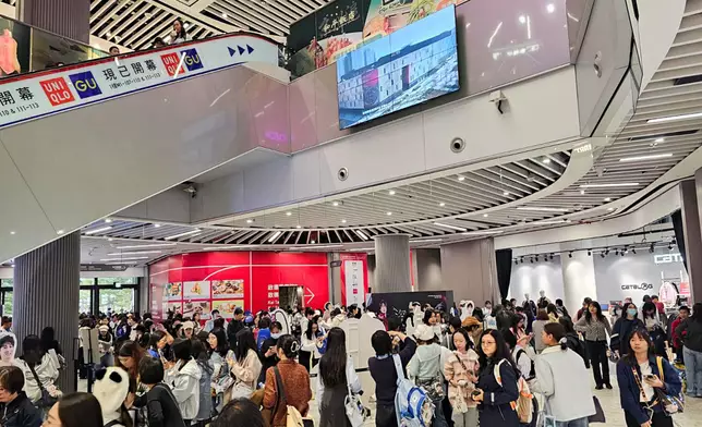 在周深跨年演唱會及節日氣氛帶動下，啟德零售館除夕當日人頭湧湧