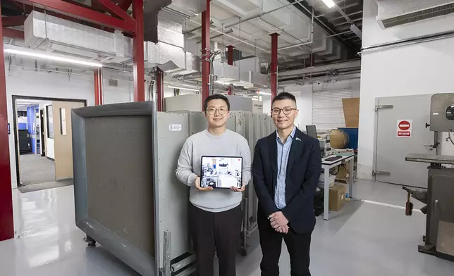 李建邦教授（右）及博士生朴廷鎭（左）帶領的團隊以三維掃描技術將校內風洞實驗室進行數碼重建，建立了以AI驅動的擴增實境實驗室。