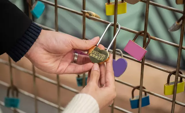 情侶可換領心鎖禮遇，於愉景北心鎖長廊扣上愛的承諾。