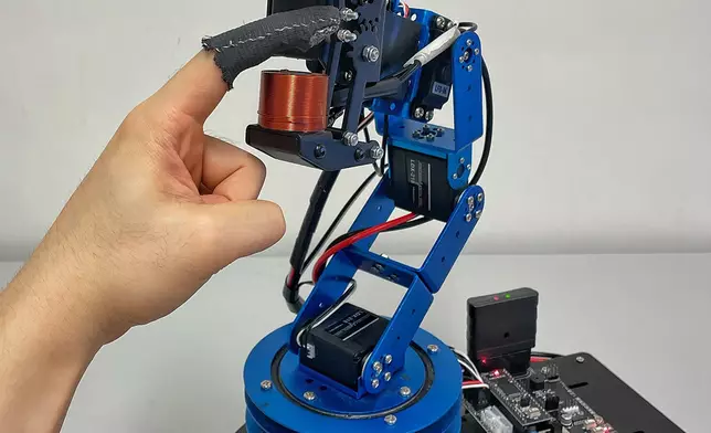 研究團隊開發的創新物料包括可精準模擬不同物體的表面紋理與觸感硬度的遙距仿真手感指套。