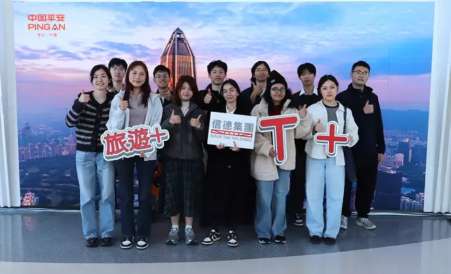 參與「灣區 T+ 研學遊2.0」的青年走進深圳平安金融中心雲際觀光層，深入了解建築背後的精密技術與現代化設計理念，並思考文旅融合與現代城市發展的互相成就。