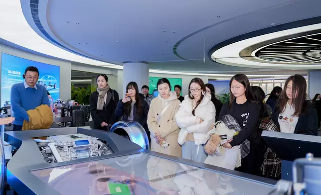 研學團到訪西安比亞迪汽車工廠，瞭解國家前沿科技發展 。教大圖片