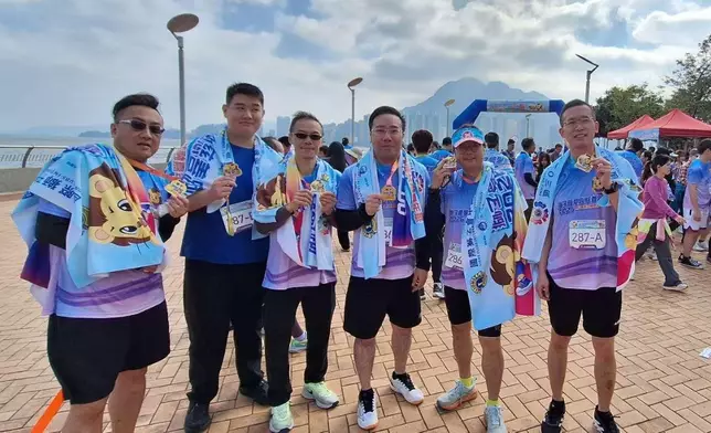 慈善跑團隊成員終點前合影留念