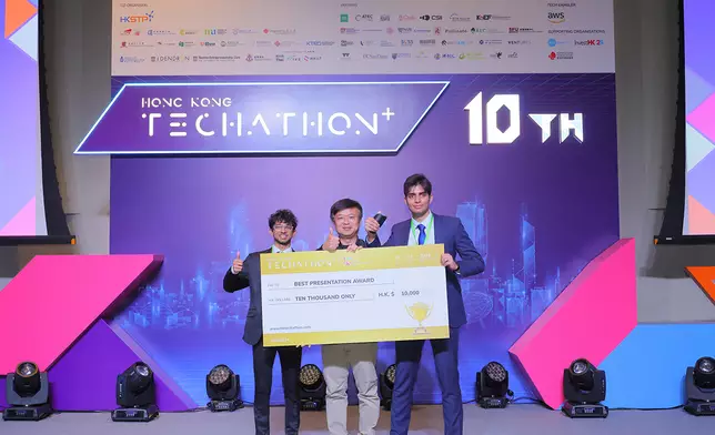 香港科技大學代表憑Cresento項目，於第十屆Hong Kong Techathon+ 於本地大學公開組人工智能與數據科學主題組別榮獲金獎殊榮，並獲得由現場觀眾投票選出的「最佳演說獎」。圖為香港科技園公司初創企業生態圈培育及發展總監粘清澤先生(中)向Cresento項目的成員頒發獎項。