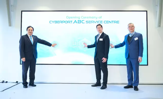 數碼港今日舉行「數碼港ABC服務中心」（ABC Service Centre）開幕禮，中心作為融合人工智能（AI）、大數據（Big Data）及網絡安全（Cybersecurity）三大範疇的綜合平台，提供人工智能賦能、網絡安全評估、專業培訓及專家諮詢等一站式服務。開幕禮由數字政策辦公室副數字政策專員（數字基建）張宜偉擔任主禮嘉賓，並聯同數碼港主席陳細明與數碼港行政總裁鄭松岩博士一起進行揭幕儀式。