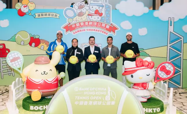 多位特別嘉賓(左起)世界排名第41的迪亞路 (Gabriel Diallo)、中國香港網球總會會長鄭明哲、中銀信用卡(國際)總經理何偉文、世界排名第8的姆錫迪 (Lorenzo Musetti)以及世界排名第17的卡真洛夫(Karen Khachanov)一同出席「中銀香港網球公開賽」網球 x Sanrio characters 主題活動開幕禮