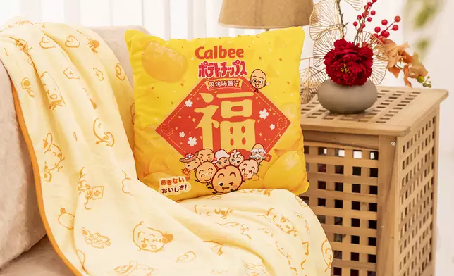 Calbee攬枕毛毯(售價:HK$198)