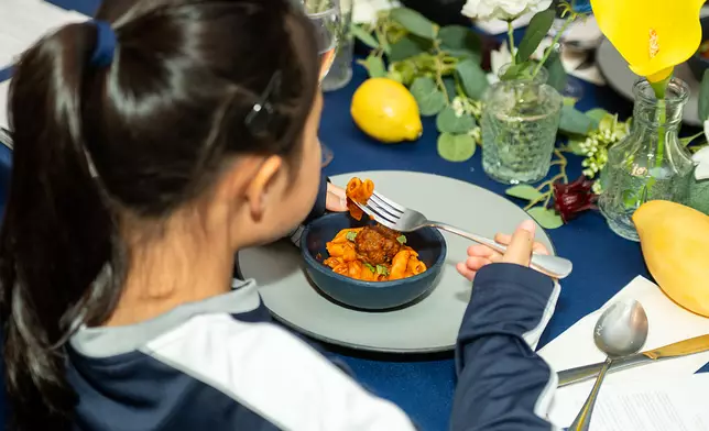 計劃與擁超過19 年全球餐飲經驗的國際知名餐飲顧問顏道辰先生合作，精心設計出20 道以世界各地為靈感、以本地食材製作的健康美味菜式。