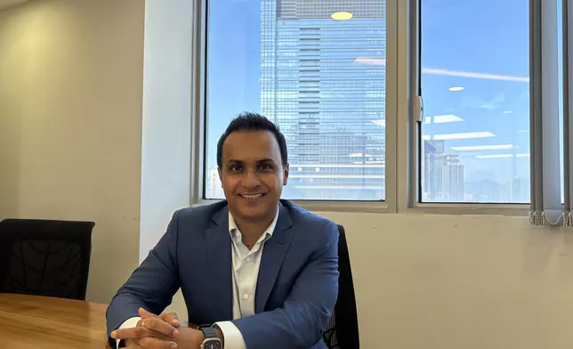 網上理財平台MoneyHero首席商務總監Shravan Thakur接受《巴士的報》訪問。巴士的報記者攝