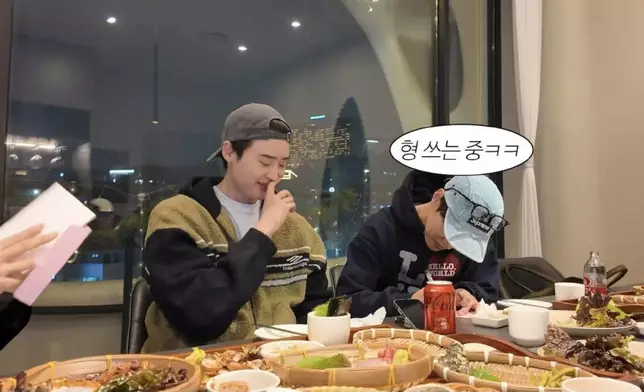 李鍾碩日前在《瑞草洞》劇組新年聚餐影片中被發現疑似穿上同款衣服。影片截圖
