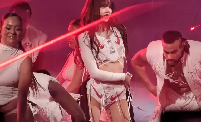 Lisa穿上品牌特製服裝。讀者提供圖片