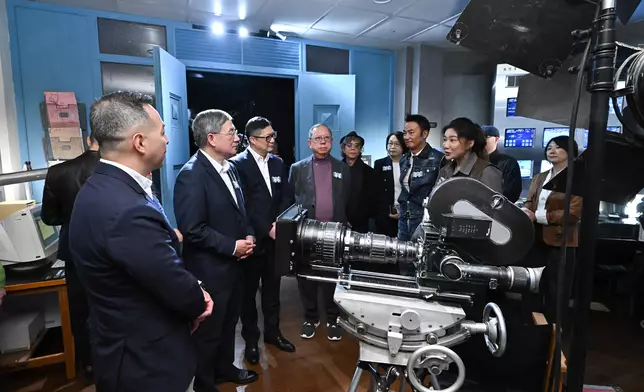 政務司副司長卓永興（左二）出席「油蔴地警署光影之旅」展覽開幕典禮，並參與導賞參觀。政府新聞處圖片