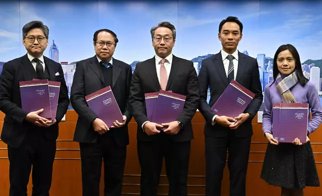 法改會轄下電腦網絡罪行小組委員會主席陳政龍資深大律師（中）、小組委員會成員鄒錦沛博士（左二）和鄧子揚（右二）、法改會秘書長黃惠沖資深大律師（左一）和小組委員會秘書卓芷穎（右一）出席記者會，發表《依賴電腦網絡的罪行及司法管轄權事宜》報告書。政府新聞處圖片