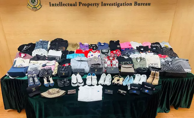 ​香港海關特別行動打擊售賣冒牌名牌時裝物品。政府新聞處圖片