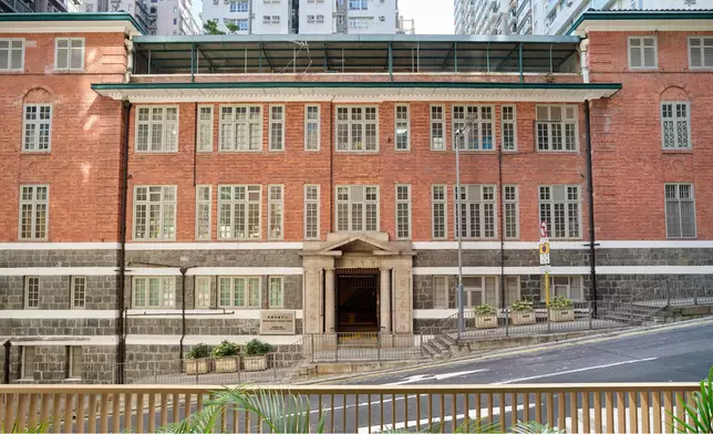 西營盤的舊贊育醫院主樓大樓正立面。政府新聞處圖片