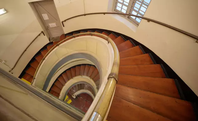 西營盤的舊贊育醫院大樓內的螺旋形樓梯。政府新聞處圖片
